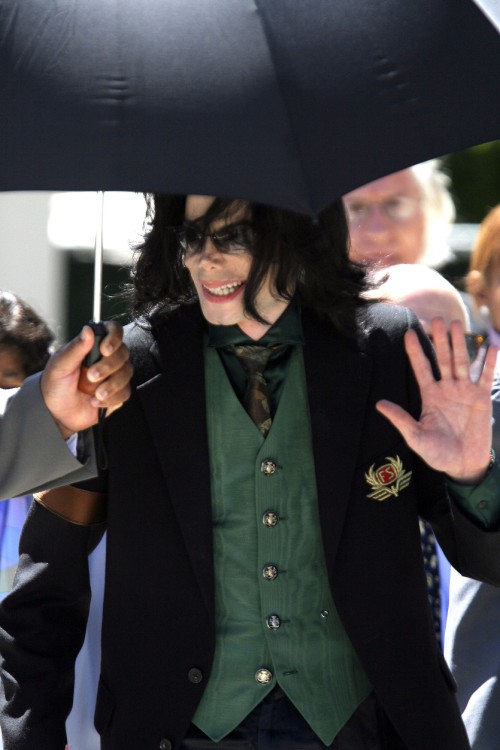 SANTA MARIA, CA - MAY 19: Singer Michael Jackson waves to supporters as he leaves the Santa Barbara 