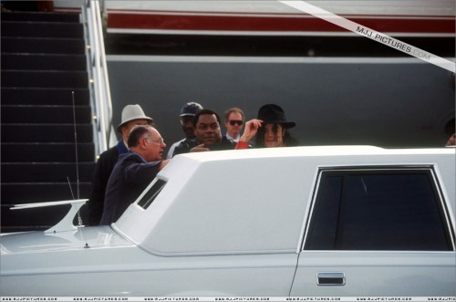 Michael at Los Angeles Airport 1992 (1)