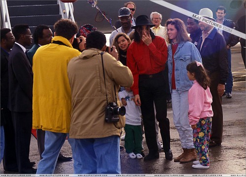 MichaelatLosAngelesAirport199213.jpg