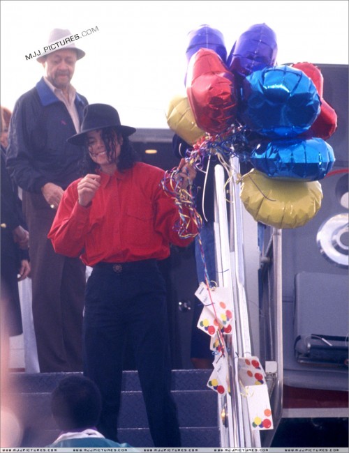 MichaelatLosAngelesAirport199216.jpg