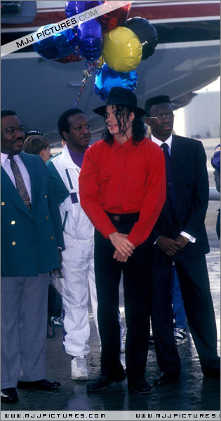 MichaelatLosAngelesAirport199223.jpg