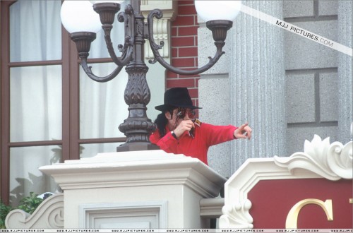 MichaelvisitsDisneylandParis199212.jpg