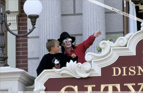 Michael visits Disneyland Paris 1992 (13)