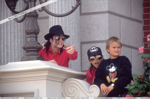 MichaelvisitsDisneylandParis199214.jpg