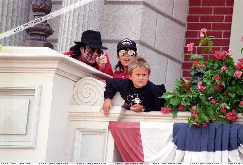 Michael visits Disneyland Paris 1992 (17)