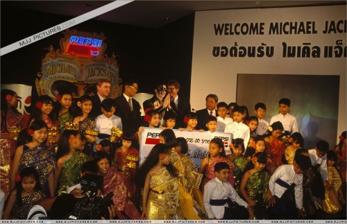 PepsiTourPressConferenceinBangkok19931.jpg