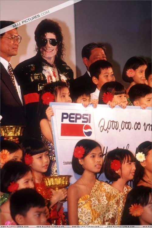 PepsiTourPressConferenceinBangkok19934.jpg