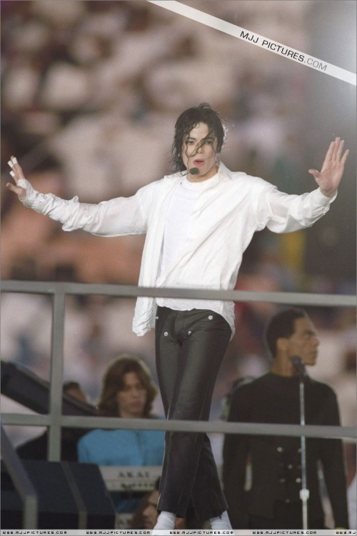 SuperBowlXXVIIHalftimeShow199338.jpg