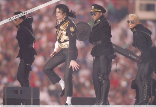 SuperBowlXXVIIHalftimeShow199387.jpg