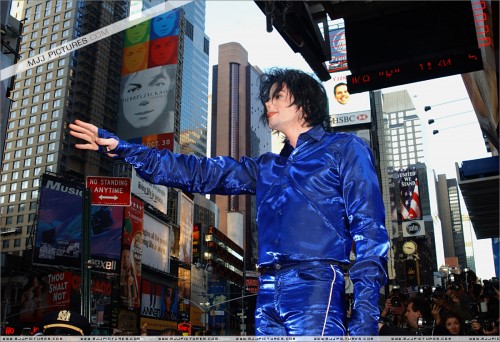 2001 Virgin Megastore Invincible CD Signing (55)