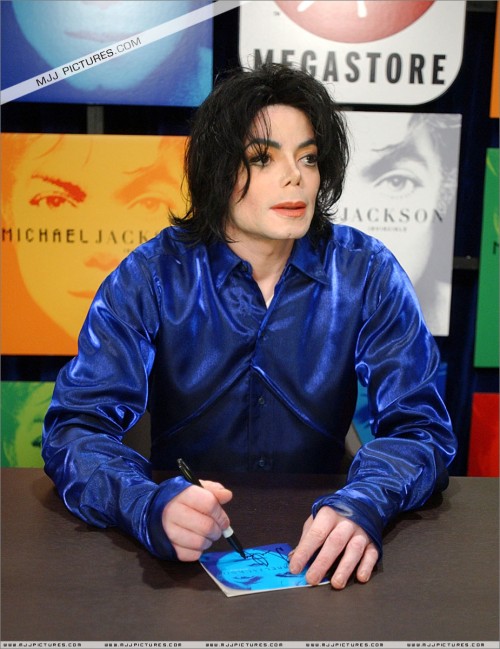 2001 Virgin Megastore Invincible CD Signing (6)