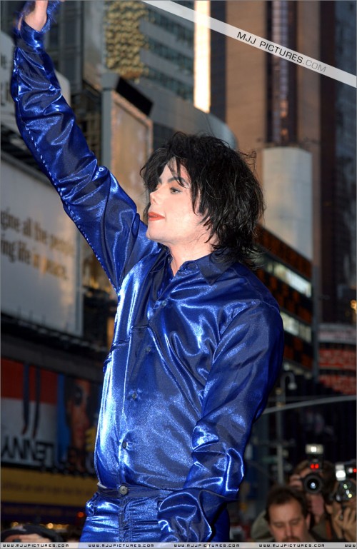 2001 Virgin Megastore Invincible CD Signing (63)