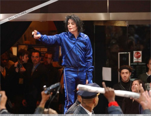 2001 Virgin Megastore Invincible CD Signing (6)