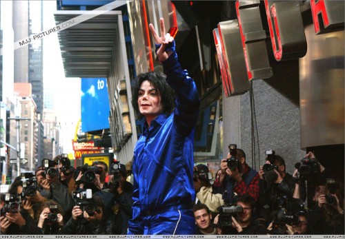 2001 Virgin Megastore Invincible CD Signing (65)