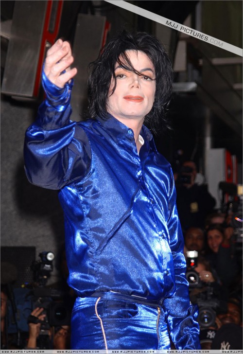 2001 Virgin Megastore Invincible CD Signing (67)