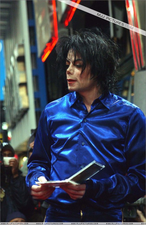 2001 Virgin Megastore Invincible CD Signing (70)