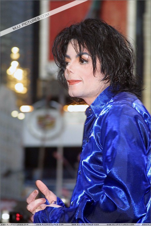 2001 Virgin Megastore Invincible CD Signing (72)