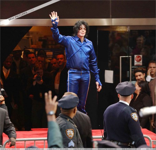 2001 Virgin Megastore Invincible CD Signing (7)