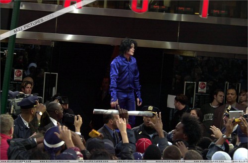 2001 Virgin Megastore Invincible CD Signing (77)