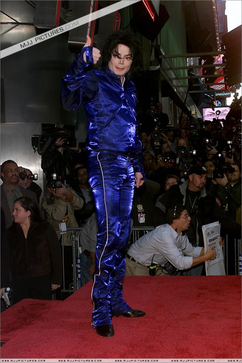 2001 Virgin Megastore Invincible CD Signing (79)