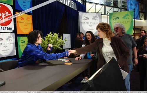 2001 Virgin Megastore Invincible CD Signing (8)