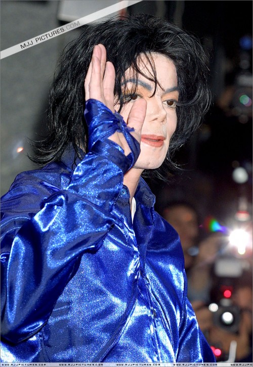 2001 Virgin Megastore Invincible CD Signing (81)