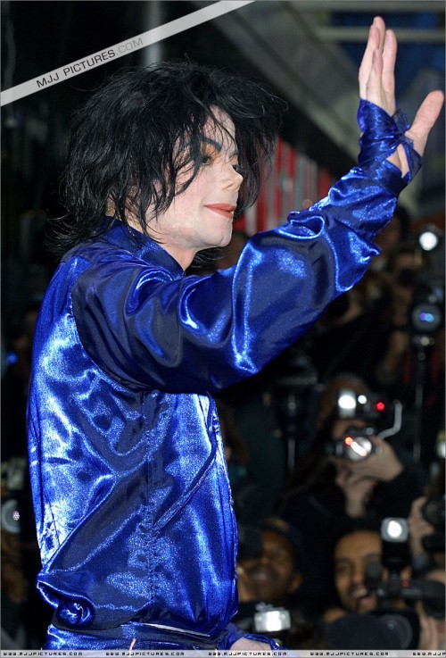 2001 Virgin Megastore Invincible CD Signing (82)