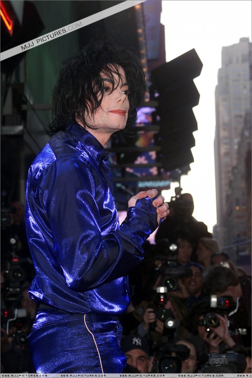 2001 Virgin Megastore Invincible CD Signing (83)