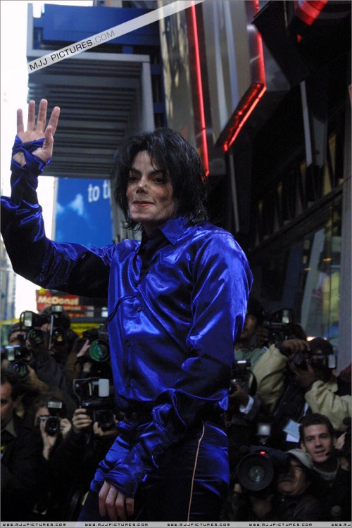 2001 Virgin Megastore Invincible CD Signing (84)