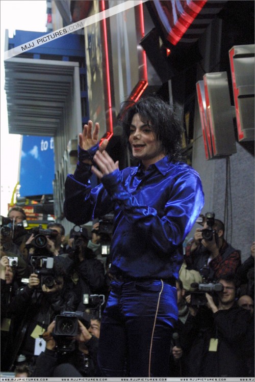 2001 Virgin Megastore Invincible CD Signing (85)