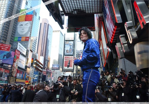 2001 Virgin Megastore Invincible CD Signing (87)