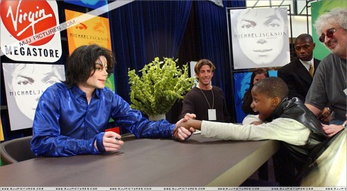 2001 Virgin Megastore Invincible CD Signing (9)