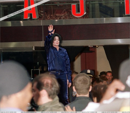 2001 Virgin Megastore Invincible CD Signing (92)