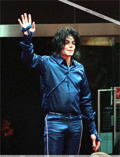 2001 Virgin Megastore Invincible CD Signing (96)