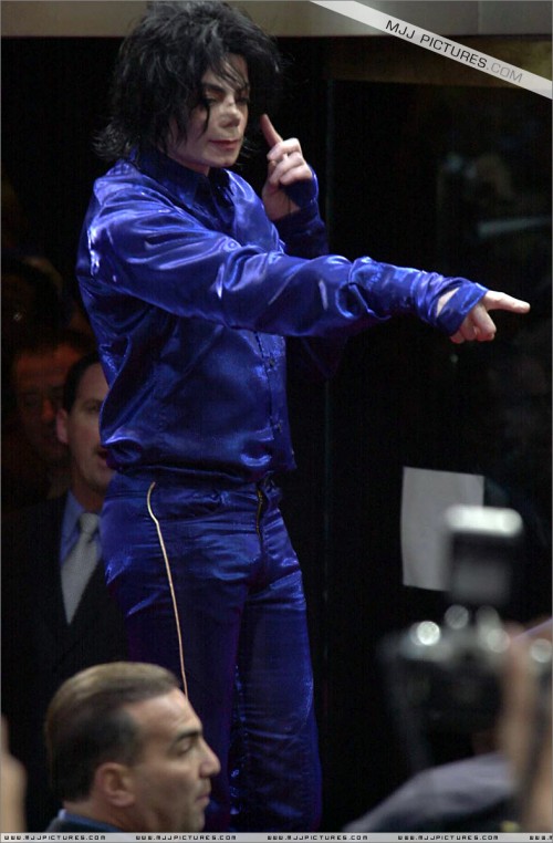 2001 Virgin Megastore Invincible CD Signing (98)