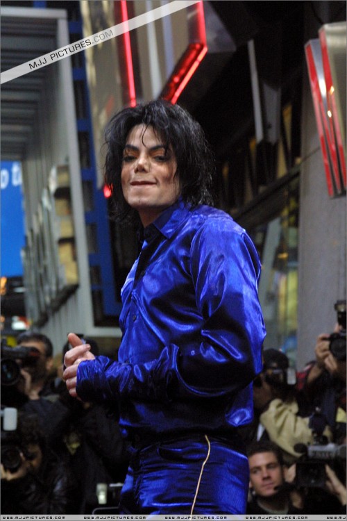 2001 Virgin Megastore Invincible CD Signing (99)