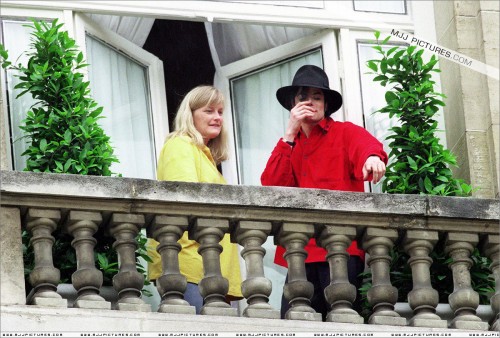 Michael & Debbie Rowe in France 1997 (30)