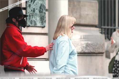 Michael & Debbie Rowe in France 1997 (47)