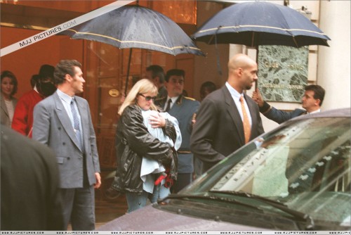 Michael & Debbie Rowe in France 1997 (51)