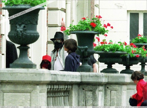 Michael & Debbie Rowe in France 1997 (6)