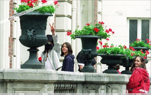 Michael & Debbie Rowe in France 1997 (8)