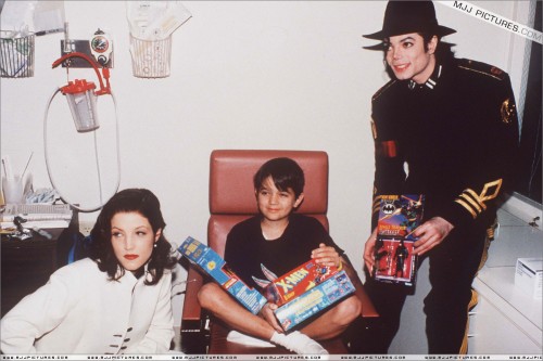 Michael & Lisa Marie visit St Jude Children Hospital 1994 (2)