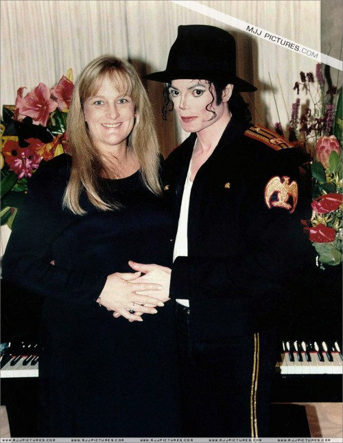 WAS04:JACKSON-ROWE:LOS ANGELES,CALIFORNIA,8OCT99 - FILE PHOTO 14NOV96 -  Michael Jackson and his sec