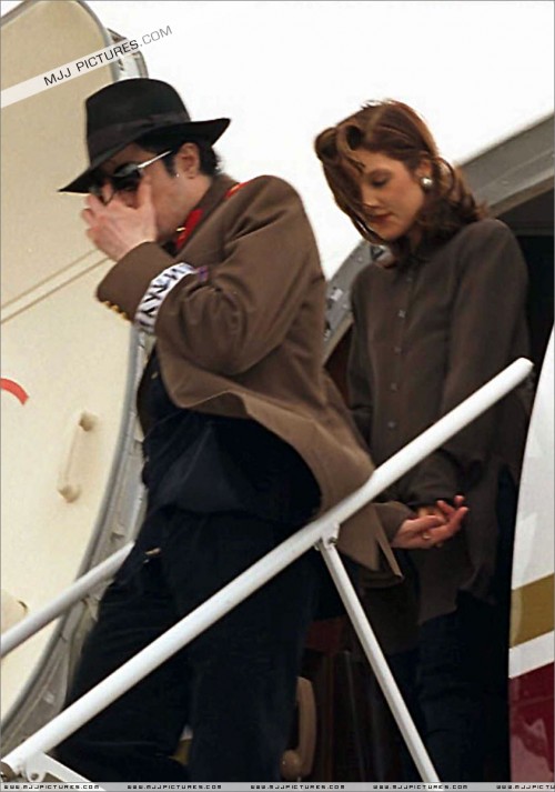 Michael and Lisa Marie arrive at Heathrow Airport (London) 1994 (2)