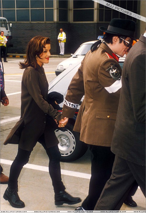 MichaelandLisaMariearriveatHeathrowAirportLondon19943.jpg