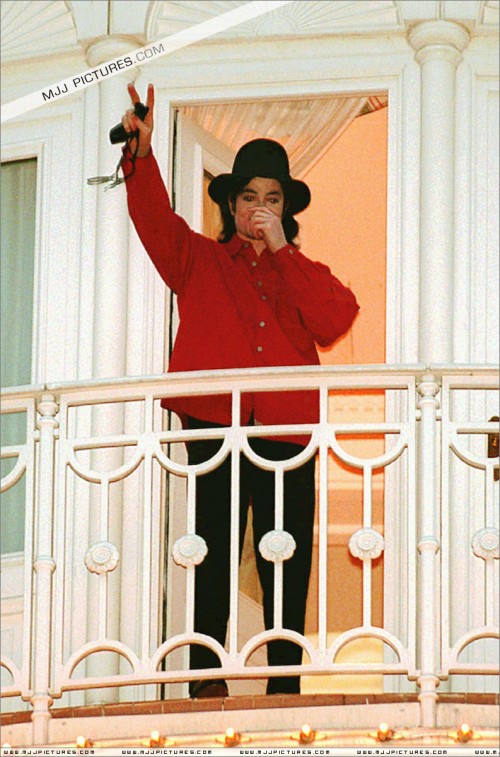 MichaelvisitsDisneylandParisDecember19951.jpg