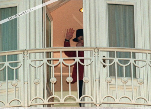 MichaelvisitsDisneylandParisDecember199514.jpg