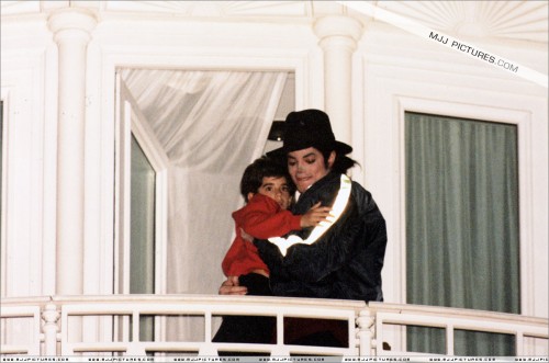 MichaelvisitsDisneylandParisDecember199520.jpg