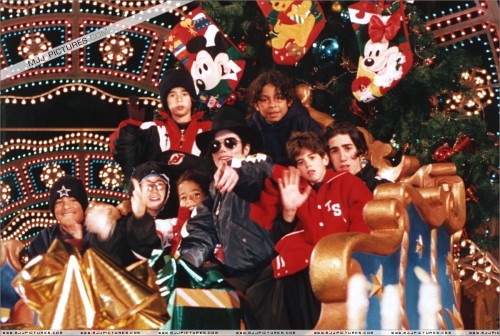 MichaelvisitsDisneylandParisDecember199521.jpg