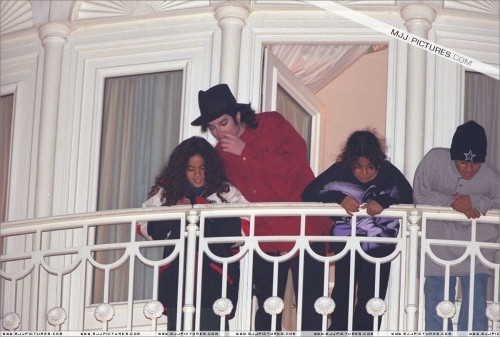 MichaelvisitsDisneylandParisDecember19956.jpg